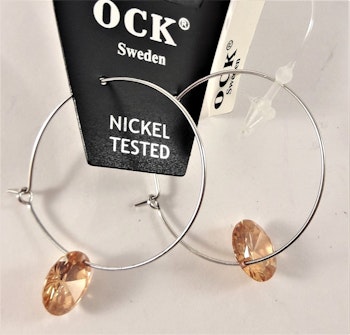 Örhängen med silverfärgad ring och gula detaljer
