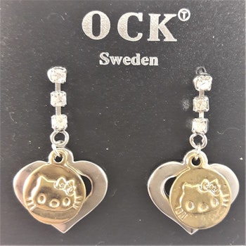 Söta örhängen med silverfärgade hjärtan och guldfärgade katthuvuden samt strass