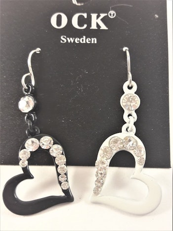 Örhänge med svart och vitt hjärta med strass