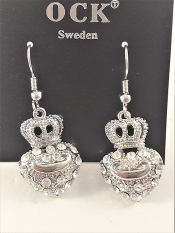 Örhänge med silverfärgat hjärta, krona och strass