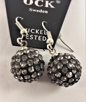 Örhänge som gnistrande grå boll
