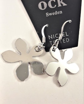 Örhänge i stål med flikig blomma som hänge