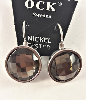 Örhänge med silverfärg och svart facett