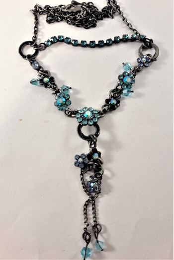 Halsband med kedja och blommor med strass, blå