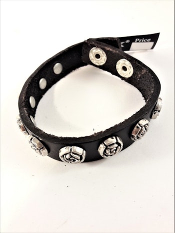 Armband Svart Läder med Rosor i Metall