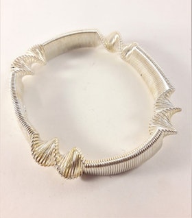 Armband i metall, vridet,  vitguldsfärgat