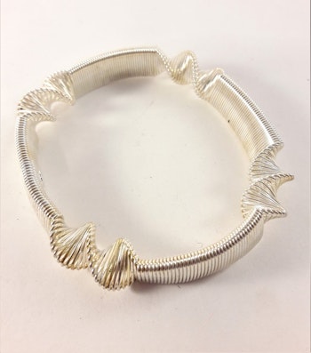 Armband i metall, vridet,  vitguldsfärgat
