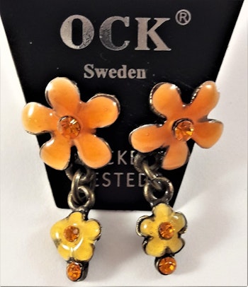 Emaljerat, orange örhänge i form av blomma med liten blomma och strass