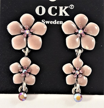 Emaljerat, rosa örhänge i form av fembladig blomma med liten blomma och strass