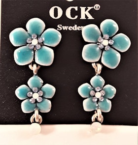 Emaljerat, turkos örhänge i form av fembladig blomma med liten blomma och strass