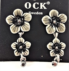 Emaljerat, grå örhänge i form av fembladig blomma med liten blomma och strass