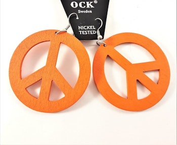 Orange örhänge av trä i form av peacemärke