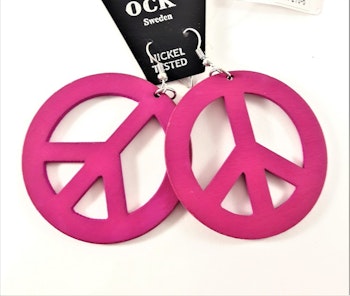 Cerise örhänge av trä i form av peacemärke