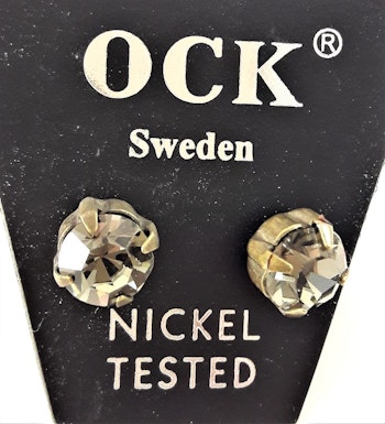 Örhängen, runda med glittrande rökfärgad sten, ca 7 mm