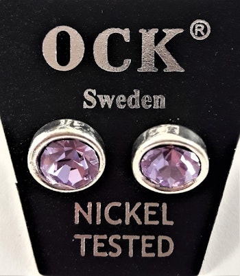 Silverfärgat örhänge, runt med glittrande lila kristall, ca 8 mm