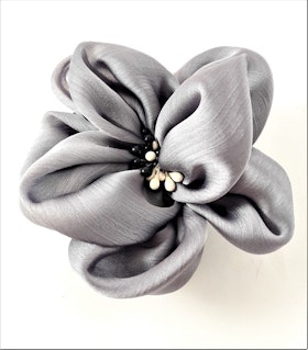 Fin grå hårsnodd med dekorativa pistiller i svart och vitt