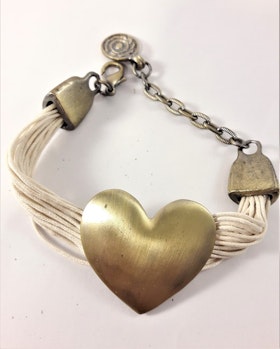Armband med Vita Trådar och Guldfärgat Hjärta