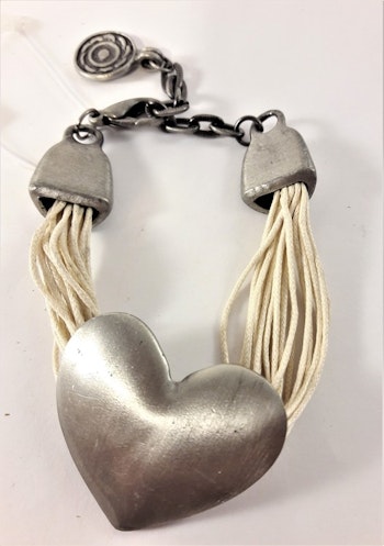 Armband med Vita Trådar och Silverfärgat Hjärta