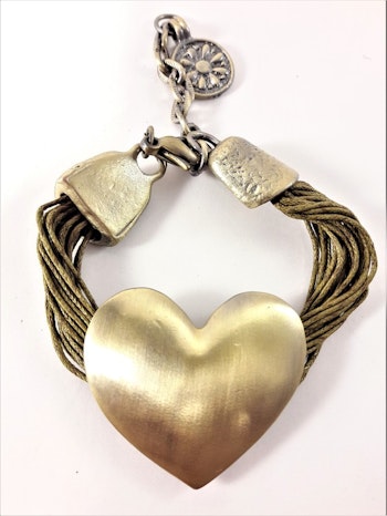 Armband med Ljusgröna Trådar och Guldfärgat Hjärta
