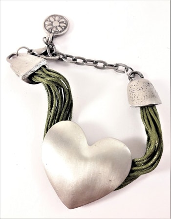 Armband med Olivgröna Trådar och Silverfärgat Hjärta