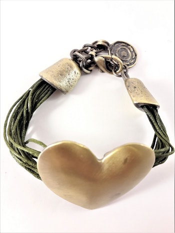 Armband med Olivgröna Trådar och Guldfärgat Hjärta