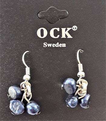 Örhänge med blå detaljer i hänget