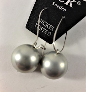 Örhänge med silverfärgad pärla, ca 15 mm
