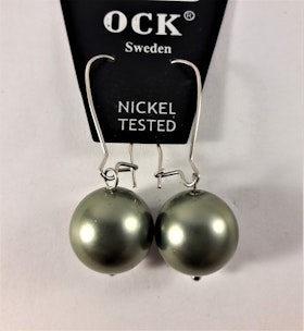 Örhänge med grön pärla, ca 13 mm