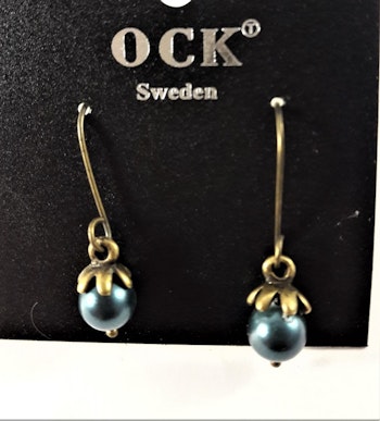 Örhänge med liten grön pärla, ca 10 mm