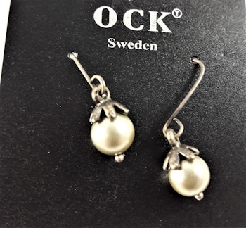Örhänge med liten silverfärgad pärla, ca 10 mm