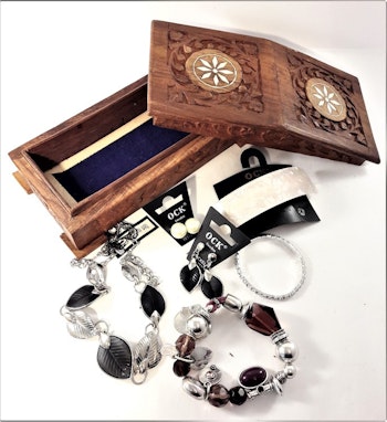 Handgjort snidat träskrin med armband, örhängen, halsband, diadem, hårklämmor (vita toner)