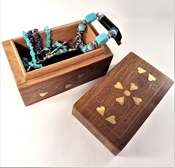 Handgjort snidat träskrin med armband, örhängen, halsband (blå toner)