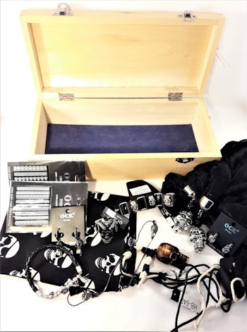 Trälåda med armband, örhängen, halsband, ring, scarfs, nageldekorationer (dödskallar)