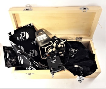 Trälåda med armband, örhängen, halsband, ring, scarfs, nageldekorationer (dödskallar)