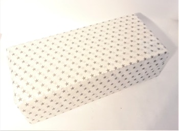 Trälåda med armband, örhängen, halsband, ring, scarfs, nageldekorationer (dödskallar)