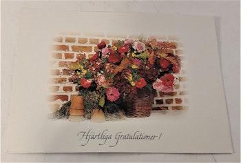 Kort/vykort med blomsterkorgmotiv, "Hjärtliga gratulationer"
