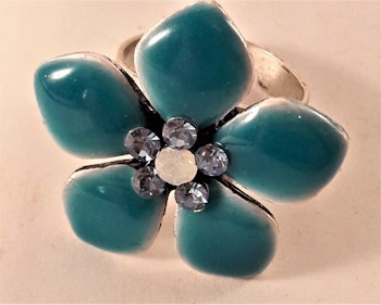 Ring med blå detaljer i form av blommor