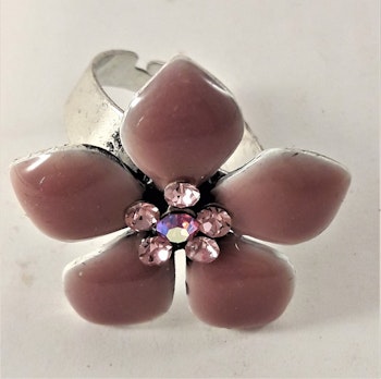 Ring med rosa detaljer i form av blommor