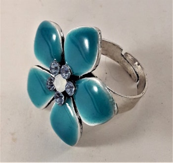 Ring med blå detaljer i form av blommor