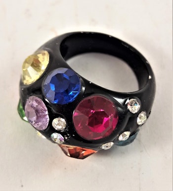 Häftig svart ring med stenar i flera glittriga färger, 18 mm