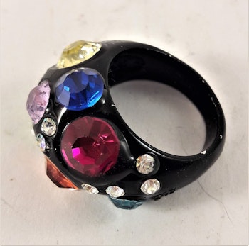 Häftig svart ring med stenar i flera glittriga färger, 18 mm