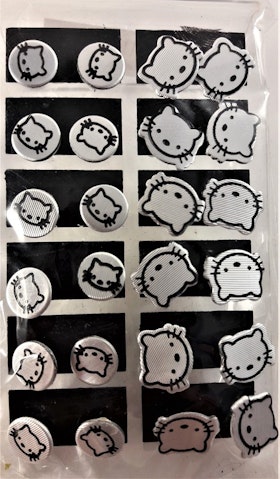 Karta med 12 par örhängen med Hello Kitty-motiv, silverfärgade