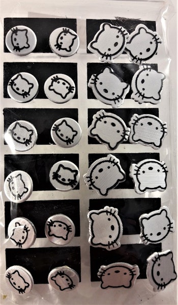Karta med 12 par örhängen med Hello Kitty-motiv, silverfärgade