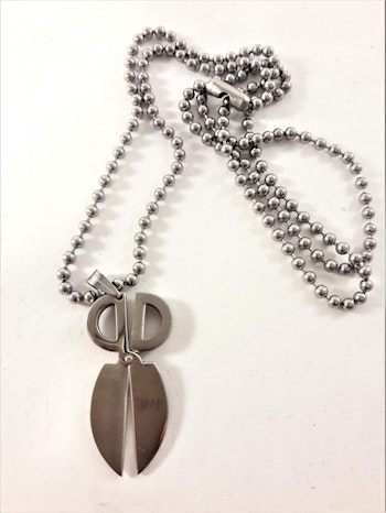 Halsband med Avlångt Sax Hänge Silverfärg