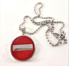 Halsband med Hänge Röd och Silverfärg