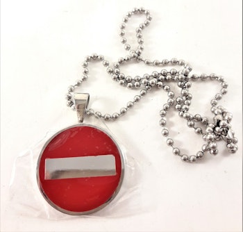 Halsband med Hänge Röd och Silverfärg
