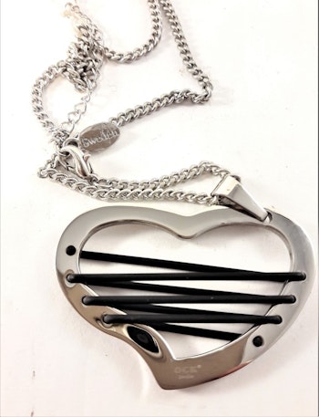 Tätt Halsband med Hjärtformat Hänge Silverfärg