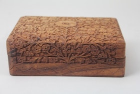 Handgjort snidat träskrin, reliefdekor med bladverk