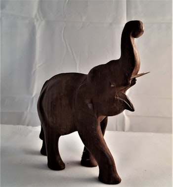 Snidade handgjorda elefanter