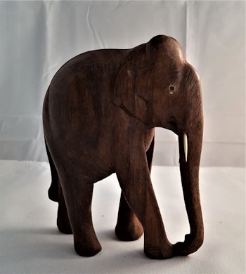 Snidade handgjorda elefanter